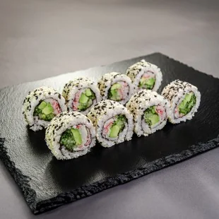 Roll Каліфорнія зі сніжним крабом в кунжуті